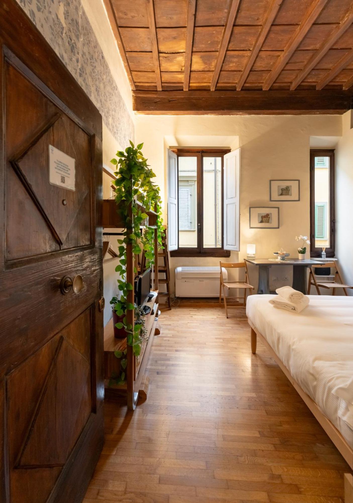 Apartamento Via Benedetta, 13 - Charming - Florentine Gem Steps From Station - Prime Spot!