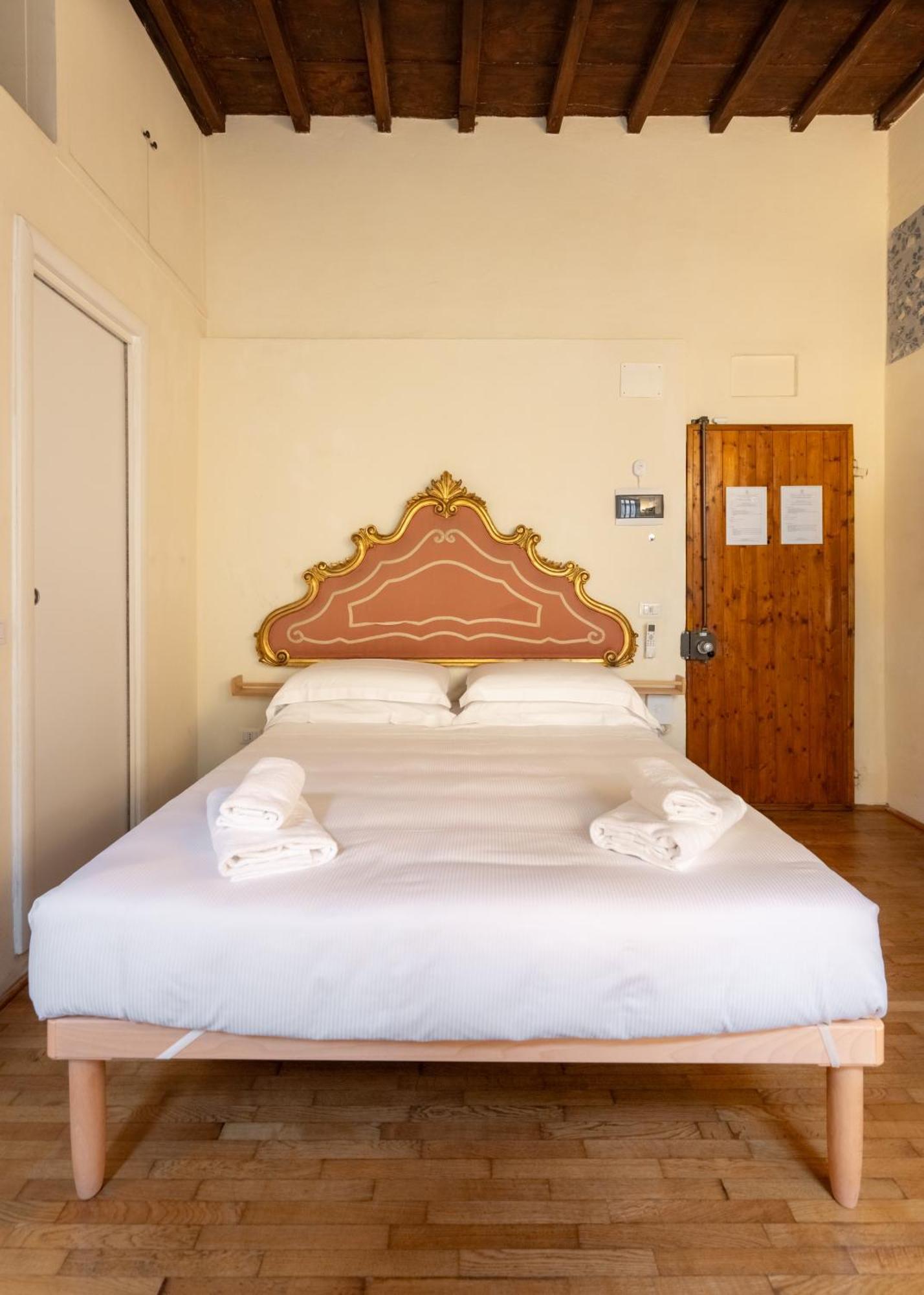 Apartamento Via Benedetta, 13 - Charming - Florentine Gem Steps From Station - Prime Spot! *