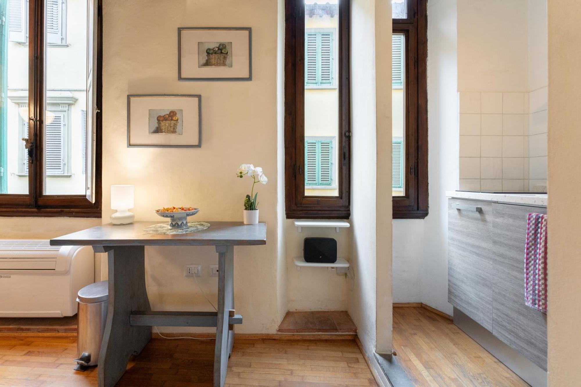 Apartamento Via Benedetta, 13 - Charming - Florentine Gem Steps From Station - Prime Spot! *