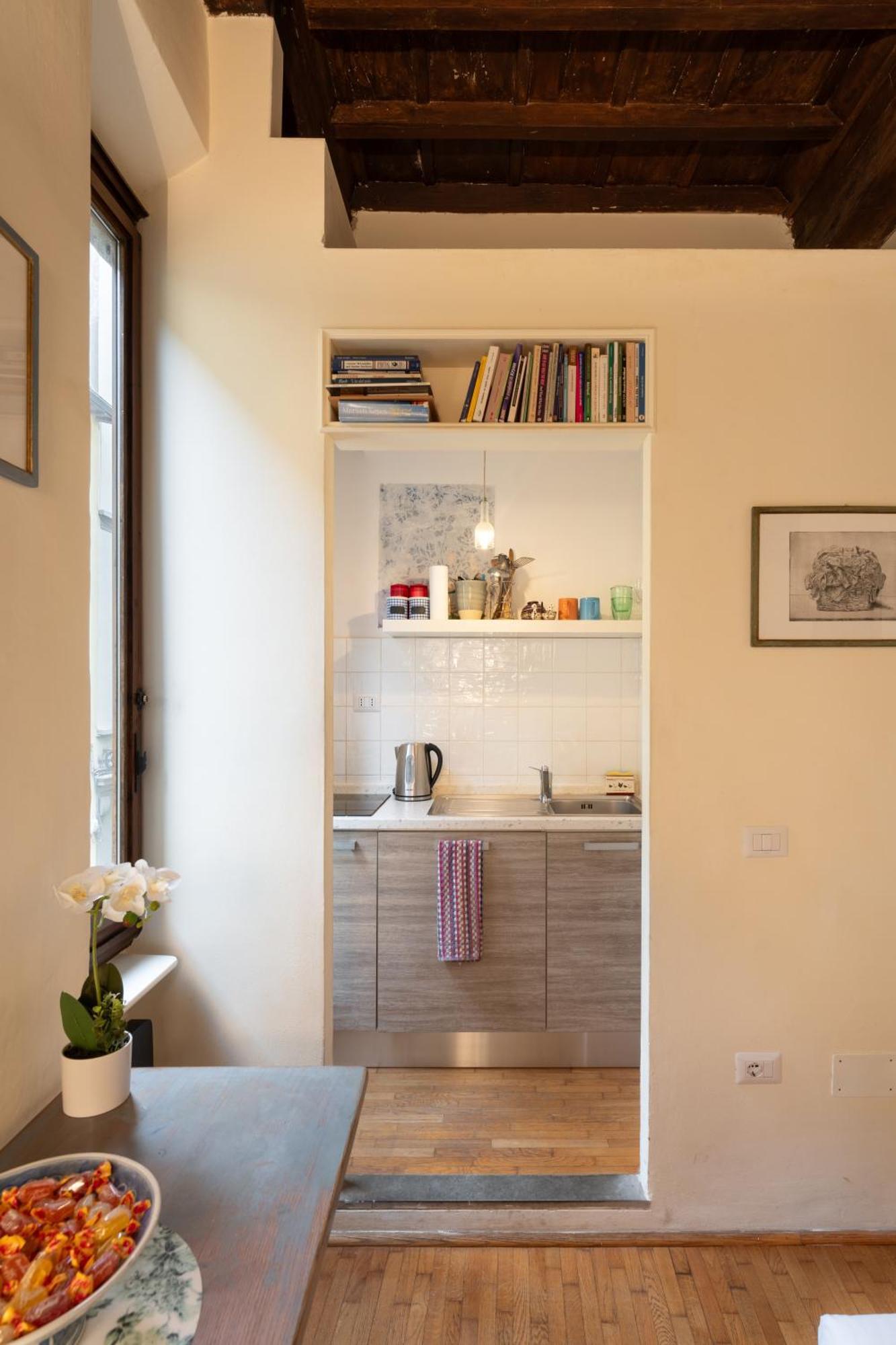 Via Benedetta, 13 - Charming - Florentine Gem Steps From Station - Prime Spot! *