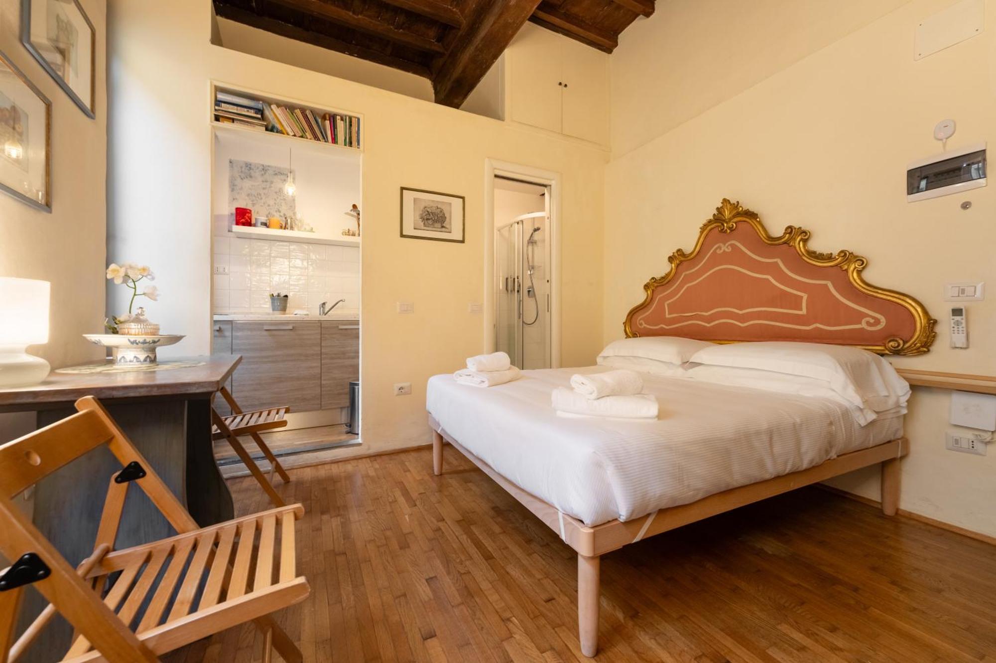 Apartamento Via Benedetta, 13 - Charming - Florentine Gem Steps From Station - Prime Spot!