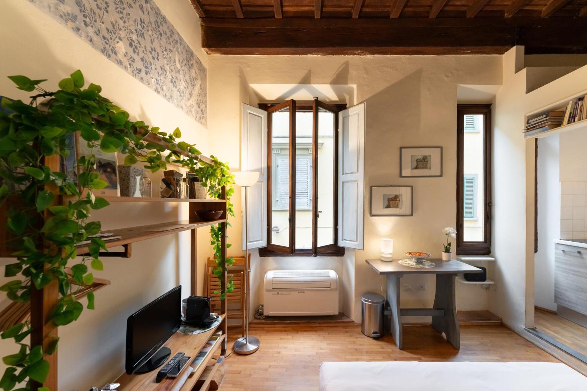 Via Benedetta, 13 - Charming - Florentine Gem Steps From Station - Prime Spot! *